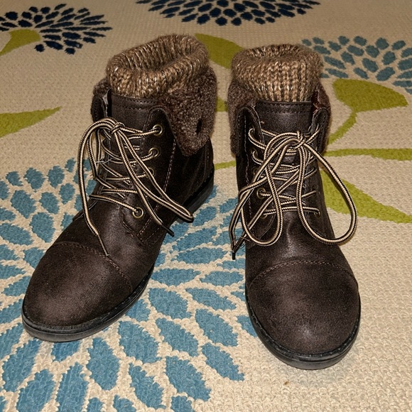 Sweater lined combat boots LAST CHANCE BEFORE ITS DONATED - Picture 1 of 3
